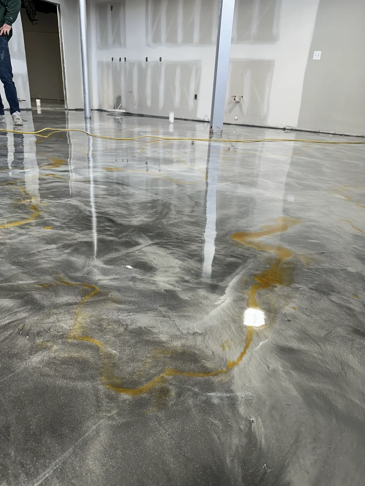 Silver metallic floor with warm decorative movement